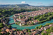 Luftaufnahme der sich um die Altstadt schlängelnden Aare mit ihren markanten roten Dächern und dem in den Himmel ragenden Turm des Berner Münsters, Bern, Kanton Bern, Schweiz.