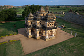 Luftaufnahme des Lotus Mahal, das stolz inmitten gepflegter Rasenflächen steht. Seine kunstvollen Bögen und die mehrschichtige Struktur sind ein Zeugnis des königlichen Erbes von Hampi, Hampi, Karnataka, Indien.