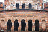 Sirajganj, Bangladesch - 06. Oktober 2024: Blick auf die verwitterte Terrakotta-Struktur eines alten Tempels, dessen gewölbte Nischen und detailliertes Mauerwerk Geschichten über Geschichte und Kunstfertigkeit erzählen.