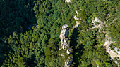 Luftaufnahme der hoch aufragenden Berge im Dorf Huangshi, Zhangjiajie, China