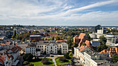 Luftaufnahme des lebhaften Wandteppichs aus Terrakotta-Dächern und cremefarbenen Fassaden, unterbrochen von der majestätischen Kirche St. Martin und Nikolaus, Bydgoszcz, Województwo kujawsko-pomorskie, Polen.
