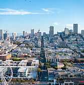 Luftaufnahme von Straßen, die sich durch Gebäude hindurch in Richtung der Wolkenkratzer in der Ferne ziehen, San Francisco, Kalifornien, Vereinigte Staaten.