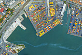 Luftaufnahme einer pulsierenden Hafenstadt, in der bunte Container auf das tiefblaue Meer treffen und ein beeindruckendes Mosaik aus Handel und Küstenschönheit bilden, Hafen von La Spezia, Ligurien, Italien.