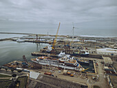 Luftaufnahme von Schiffen im Hafen, die Kräne ragen in den Himmel und bilden eine Symphonie aus Industrie und maritimer Aktivität, Viana do Castelo, Bezirk Viana do Castelo, Portugal.