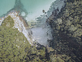 Luftaufnahme der zerklüfteten Küste, wo der smaragdgrüne Wald auf das türkisfarbene Wasser trifft, eine Sinfonie der rauen Schönheit der Natur, Cedeira, A Coruña, Spanien.
