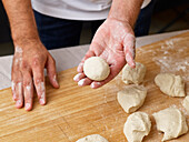 Teig für Brötchen rundschleifen