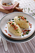 Cepelinai - Litauische Kartoffelknödel mit Fleischfüllung und Speck
