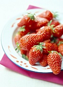 Ein Teller mit frischen Erdbeeren