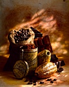 Stillleben von Kakaofrüchten, Kakaobohnen, Kakaopulver und verschiedener Schokolade