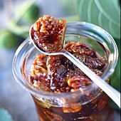 Feigen-Walnuss-Marmelade im Glas und auf Löffel