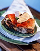 Thunfisch mit Tomaten auf Scheibe Holzofenbrot von der Bäckerei Poilâne