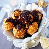 Profiteroles mit Schokososse