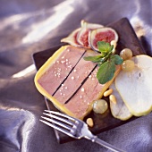 Festlich garnierter Teller mit einer Scheibe Foie Gras mit Trüffel