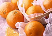 Frische Orangen, in Papier verpackt