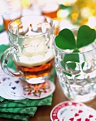 Glas mit irischem Bier und Spielkarten