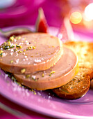 Foie gras mit Pistaziensalz bestreut