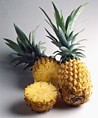Ganze und halbierte Ananas