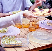 Brotzeit mit Cidre und Kuchen im Freien