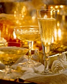 Mehrere Gläser Champagner auf Tisch mit festlicher Deko