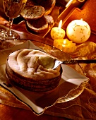 Vacherin Mont d'Or mit Brot und brennenden Kerzen