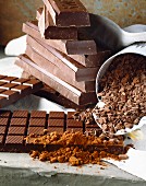 Schokoladenstillleben: Tafeln, Blockschokolade, Raspelschokolade und Pulver