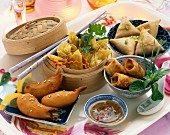 Verschiedene, asiatische kleine Gerichte, frittiert und gedämpft