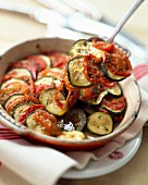 Tian (mediterraner Gemüseauflauf) mit Auberginen, Zucchini und Tomaten