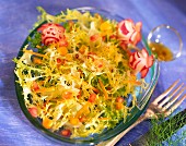 Salat mit Mais und Granatapfelkernen