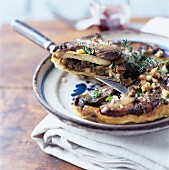 Herzhafte Tarte Tatin mit Steinpilzen und Walnusskernen