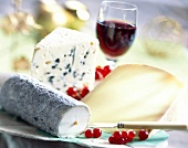 Dreierlei Käse und ein Glas Rotwein