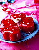Herzförmige Vanille-Erdbeer-Eistorte