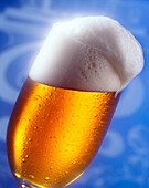 Ein Glas überschäumendes Bier
