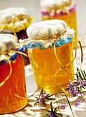 Einmachgläser mit verschiedenen Honigsorten