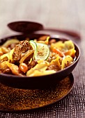 Lamm-Curry mit Colombogewürz, Knoblauch, Chayote und Rosinen
