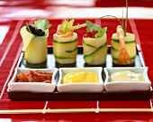 Zucchini-Sushi mit Lachs, Kaviar, Garnele und drei verschiedenen Dips