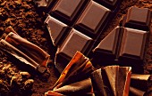 Schokoladenstillleben: Stücke, Röllchen und Pulver