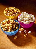 Salzige und süsse Popcorn in Schälchen