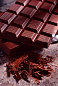 Dunkle Schokoladentafeln und Schokoladenraspsel