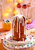 Halloween-Kerze aus Kuchen und Marshmallows