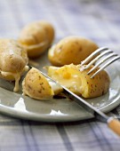 Kartoffeln mit geschmolzenem Käse