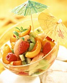 Obstsalat mit Sommerfrüchten und frischer Zitronenverbene