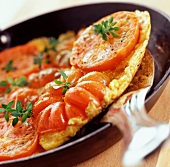 Omelette mit Tomaten und Essig beträufelt