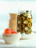 Gefüllte grüne Oliven im Glas