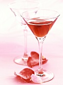 Sirène-Cocktail mi Rosenblütenblättern