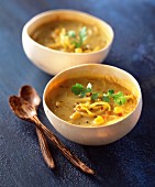 Gemüsesuppe mit Reis und Curry