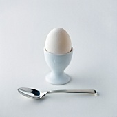 Gekochtes Ei im Eierbecher mit Löffel