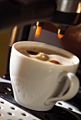 Eine Tasse Kaffee im Kaffeeautomat