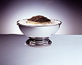 Kaviar auf Eis in einer Silber-Schüssel