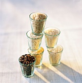 Verschiedene Reissorten in kleinen Gläsern, aufgetürmt