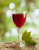 Glas Rotwein auf Steinuntergrund im Freien
